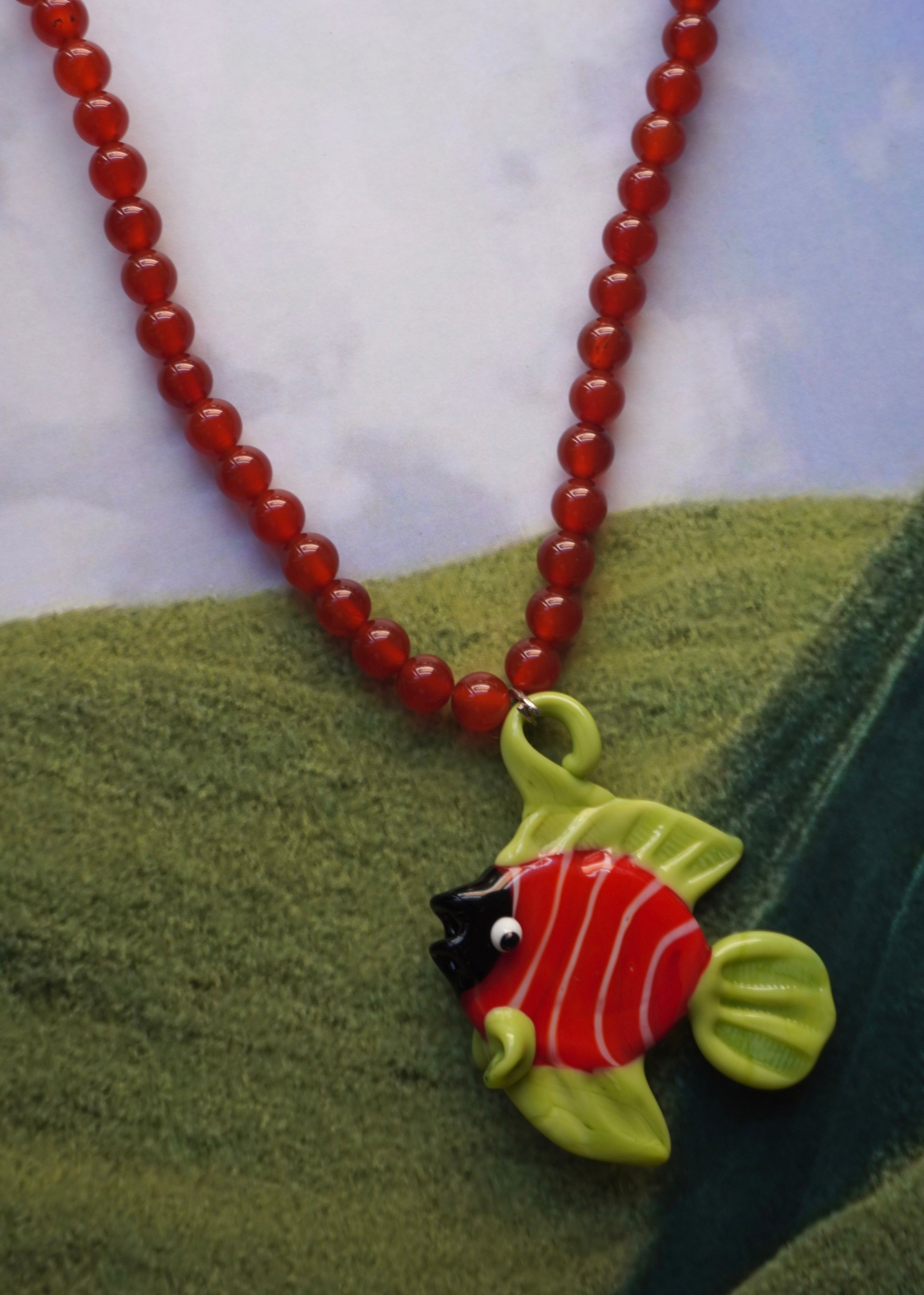 Collar pez verde/rojo