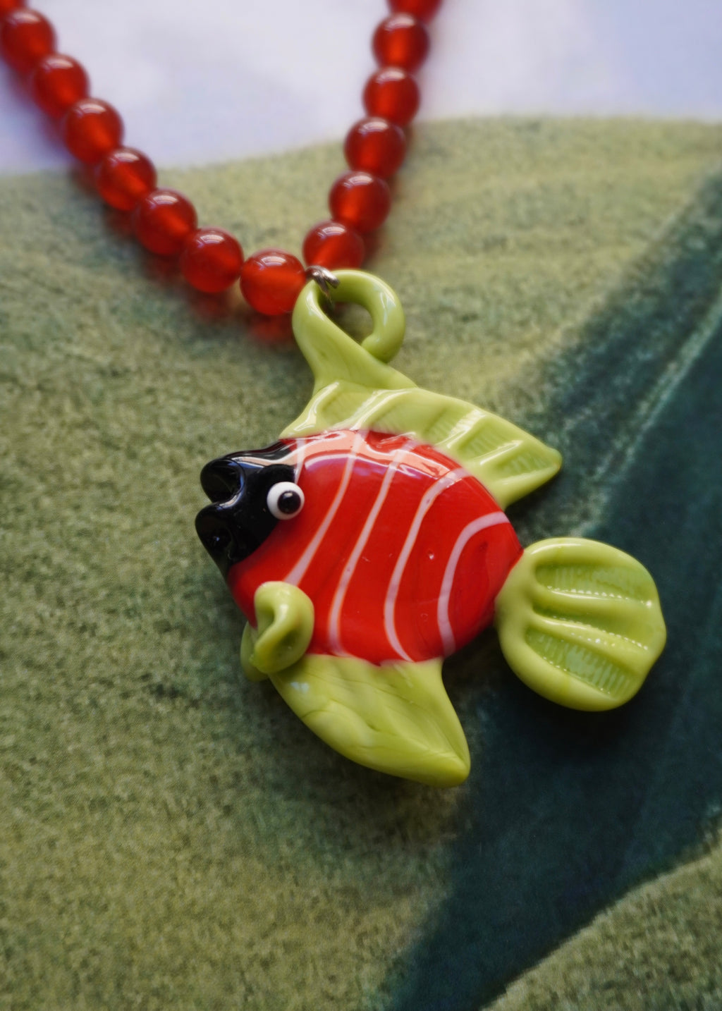 Collar pez verde/rojo