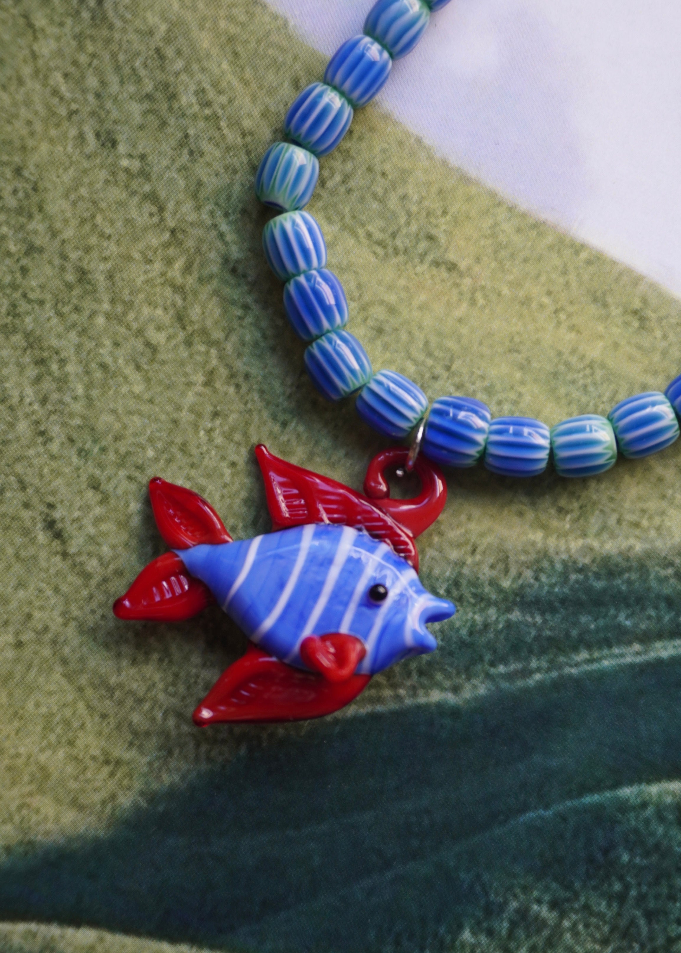 Collar pez azul/rojo